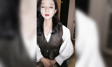 Wanita terbaik dalam stoking hitam menyebarkan abalon merah jambunya dan meniduri pelarinya dengan keras