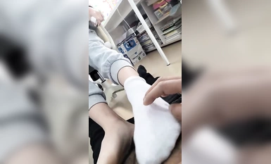 韓國情侶自拍流出！妹子很清純漂亮，長得有點像楊穎，給男友打飛機和口交，遺憾的是沒有啪啪畫面