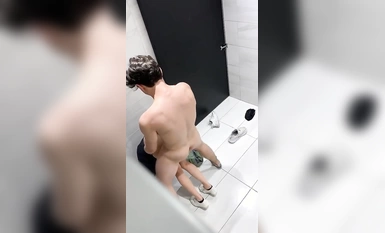 KTVのトイレはセックスでいっぱいで、犬同士がセックスしている。女の子はとてもきれいで、犬は足を舐めたり吸ったり痙攣したりしている。