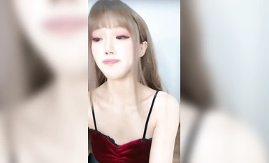 極品尤物顏值美女！近期下海自慰大秀！性感黑絲美腿，奇怪道具抽插騷穴，爽的翻白眼美女好騷