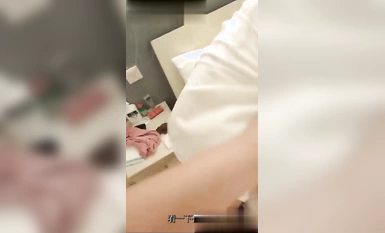 Kedai pengalaman mainan seks dewasa Pipi Ge menemui masalah Dia tidak berpuas hati dengan pengalaman anak patung silikon di dalam, jadi dia mengusik dan menarik keluar batangnya dan melakukan hubungan seks dengan isteri bos! Sayang sekali