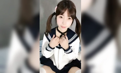 かわいい女の子が歯磨き粉を吐き出す (1)