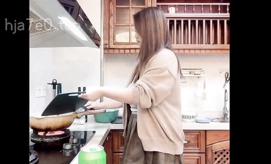 海角社區姐弟亂倫大神【豐乳肥臀的姐姐】爸媽不在家跟姐姐肆無忌憚的做愛從廚房做到卧室炮火響了一夜精液射她逼毛