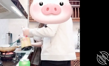 海角社區姐弟亂倫大神【豐乳肥臀的姐姐】爸媽不在家跟姐姐肆無忌憚的做愛從廚房做到卧室炮火響了一夜精液射她逼毛