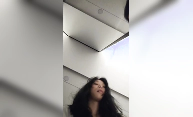 ピュアで脚の長い女子校生が海底に (3)