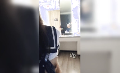 ピュアで脚の長い女子校生が海底に (3)