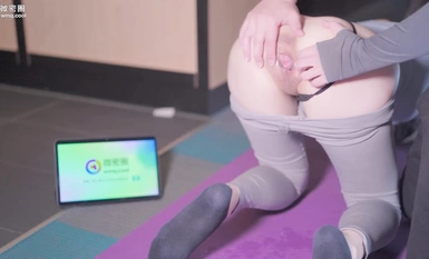 Nữ thần siêu squirting [Xiao Shuishui] đã được huấn luyện với một huấn luyện viên yoga E-cup tương phản. Cô ấy có một đường cong cực kỳ quyến rũ và một âm hộ mềm mại nhạy cảm. Cô ấy không ngừng chạm vào âm hộ ngọt ngào của mình. cứng.