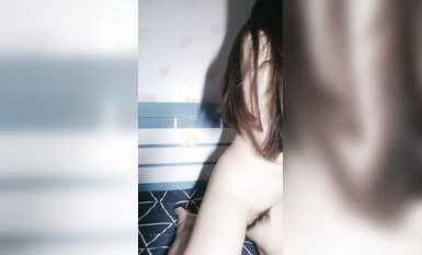 甘くて可愛い19歳の女の子【パパ抱っこ】恥ずかしそうにお尻を開いてお兄ちゃん達にプライベートな部分を見せる、絶対的な美少女学園の女神、レアで特別な刺激 (1)