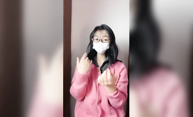 新人露臉，19歲大二眼鏡學生妹下海【夏天的童話】看著羞澀稚嫩，這柔密的陰毛，少女小穴真美，翹臀扭一扭，讓人心盪漾 (3)