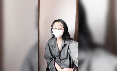 新人露臉，19歲大二眼鏡學生妹下海【夏天的童話】看著羞澀稚嫩，這柔密的陰毛，少女小穴真美，翹臀扭一扭，讓人心盪漾 (3)