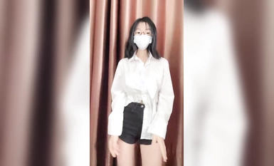 Lumitaw ang isang bagong dating, isang 19-year-old sophomore girl na may salamin sa dagat [Summer Fairy Tale]. ang mga puso ay nanginginig (1)