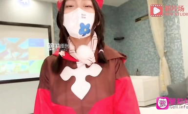 Cute little girlfriend OCS [Chun'er] Ang dalisay at seksing babaeng kapitan ay creampied Ang cute at pink na puting tigre na puki na may chubby na laman ay nagkusa na umupo sa malaking titi at sumakay dito para pisilin ang katas , mas masaya siya.