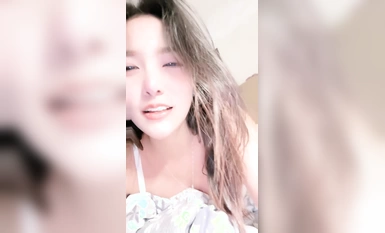 小悪魔グッズのネットレッド美女【イチゴが食べたい】珍料金ルームショー！