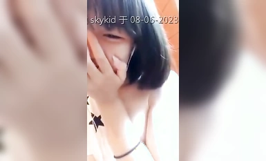 em gái tự sướng