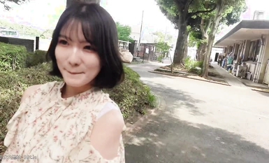 FC2精選【FC2-PPV-4036195】野外竹林里被絕倫中出的白虎美人兒 顏值極高，皮膚雪白，小逼逼粉嫩有光！