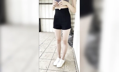 若手モデルのプライベート撮影漏れ」女子大生シリーズ！最高のオッパイ、長い脚、ピュアな女子大生が、着替えの時、カメラマンに騙され、その長い脚でオナニーするためにお金を追加された。 4Kオリジナルコレクション(2)