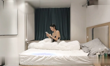 禿頂探花【小丑哥】約操剛下海不久的學生妹，穿著情趣內衣被操的大叫老公的時候相當反差