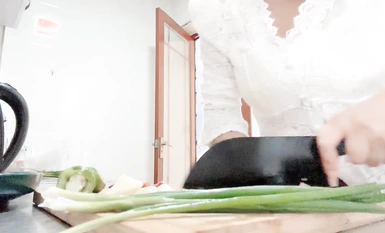 頂級身材尤物小姐姐【？】做完飯給大家秀一秀！撩起衣服一對豪乳，又白又大超誘惑，脫光光騷穴特寫