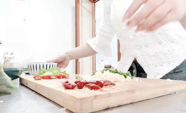 頂級身材尤物小姐姐【？】做完飯給大家秀一秀！撩起衣服一對豪乳，又白又大超誘惑，脫光光騷穴特寫