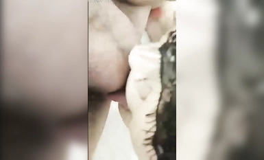 ข่าวใหญ่ล่าสุดที่รั่วไหลในเดือนพฤศจิกายนคืออีตัว Twitter ที่เพิ่งโปรโมต [Xiao Wali] ถ่ายรูปส่วนตัว เธอไปที่ชายหาดหลังจากสำเร็จการศึกษาและเปิดเผยว่าตัวเองเป็นผู้หญิงเลวในที่สาธารณะ มีเซ็กส์กับคื่นฉ่ายและมีเพศสัมพันธ์กับคื่นฉ่ายในสองรู และการกินน้ำอสุจิซึ่ง