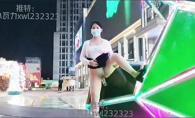 ข่าวล่าสุดที่รั่วไหลในเดือนพฤศจิกายนคืออีตัว Twitter ที่เพิ่งโปรโมต [Xiao Wali] ถ่ายรูปส่วนตัวเธอไปทะเลหลังจากสำเร็จการศึกษาและเปิดเผยว่าตัวเองเป็นผู้หญิงเลวในที่สาธารณะ มีเซ็กส์กับคื่นฉ่ายและมีเพศสัมพันธ์กับคื่นฉ่ายในสองรูและ การกินน้ำอสุจิซึ่งค่อนข้างสะ