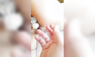 ข่าวล่าสุดที่รั่วไหลในเดือนพฤศจิกายนคืออีตัว Twitter ที่เพิ่งโปรโมต [Xiao Wali] ถ่ายรูปส่วนตัว เธอไปที่ชายหาดหลังจากสำเร็จการศึกษาและเปิดเผยว่าตัวเองเป็นผู้หญิงเลวในที่สาธารณะ กำลังมีเพศสัมพันธ์กับคื่นฉ่ายและมีเพศสัมพันธ์กับคื่นฉ่ายในหีของเธอ เธอดื่มน้ำอส