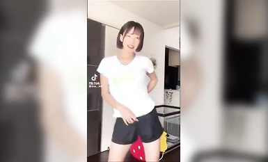 [即時聊天] 智慧型手機拍攝！ S級高品質自拍素人女孩為我們展示各種色情的東西！續集後半段，穿著貼身西裝的spa◯達曼！看鏡頭◎估計是D罩杯美乳◎