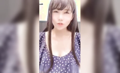 [Sembang langsung] Tangkapan telefon pintar! Skrin menegak! Seorang wanita cantik mengambil swafoto sambil membuka pakaian secara perlahan-lahan di teres luar! Bersambung pada separuh masa kedua dengan sisipan dildo dan air cowgirl squat! *Sila ambil perh