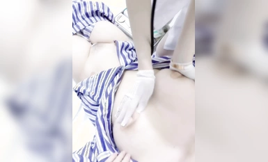 서로 섹스하는 간호사와 간호사 매우 매혹적인 누드에 가까운 털 전복