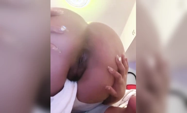 ตะลึงโป๊ [ตุ่น] เล่นกับหน้าอกใหญ่ของเธอ และยิ่งเธอเล่นกับพวกเขา หน้าอกของเธอก็จะใหญ่ขึ้นเท่านั้น ดอกทองหยิบหีของเธอในห้องน้ำเพื่อหลอกล่อเพื่อนหมาป่า! (3)