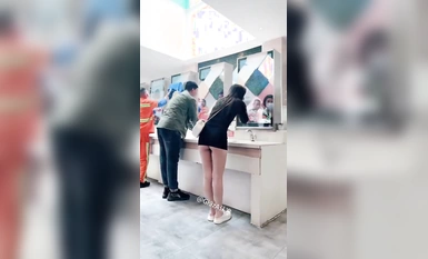 Qianqian mendedahkan dirinya dalam pelbagai cara di luar rumah di hadapan orang lain (5)