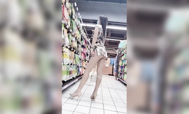 Qianqian bộc lộ bản thân theo nhiều cách khác nhau ở ngoài trời trước mặt người khác (7)