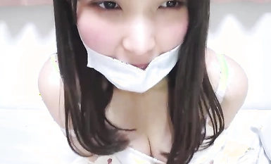 [Live Chat] Paumanhin sa pagkaantala! Isang maayos at malinis na slope idol type na black-haired chat amateur girl na may mahiyaing mukha at sobrang cute na hitsura! Na-KO siya dahil sa tinatayang magandang D-cup niyang suso at sobrang puti ng balat.