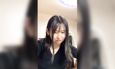 【無修正ライブチャット】キタ！スマホ撮影！合法ロリ！自宅から即脱ぎするチャット白肌素人女子！推定Ｄカップ美乳＆薄陰毛超接写くぱぁぁ！パソコンチェア◎