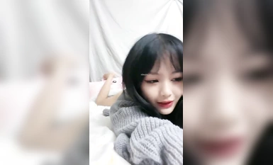 -火爆人氣學妹回歸了，粉絲們都好激動，【小易的so啵啵】，無套啪啪內射 (4)