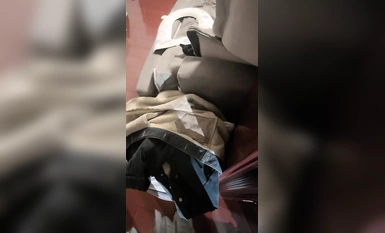 Ang guwapong internet celebrity little bitch [I Want to Eat Strawberries] ay dinilaan ni JB! Napakakulit ng kanyang ekspresyon, nilagyan niya ito ng pampadulas at pinaupo, gamit ang isang pekeng vibrator para mabasa ang kanyang ari.