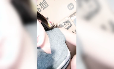 Ang guwapong internet celebrity little bitch [I Want to Eat Strawberries] ay dinilaan ni JB! Napakakulit ng kanyang ekspresyon, nilagyan niya ito ng pampadulas at pinaupo, gamit ang isang pekeng vibrator para mabasa ang kanyang ari.