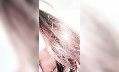 Ang guwapong internet celebrity little bitch [I Want to Eat Strawberries] ay dinilaan ni JB! Napakakulit ng kanyang ekspresyon, nilagyan niya ito ng pampadulas at pinaupo, gamit ang isang pekeng vibrator para mabasa ang kanyang ari.