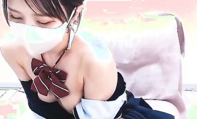 【無碼直播】高畫質影片！穿著偶像製服聊天的美少女來了！用兩個M形手指自慰！有一張好臉啊！下半場繼續噴