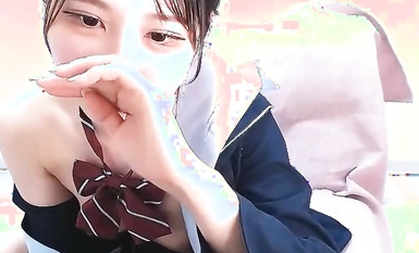 【無碼直播】高畫質影片！穿著偶像製服聊天的美少女來了！用兩個M形手指自慰！有一張好臉啊！下半場繼續噴