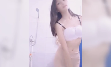 Siri sekolah seni yang pernah melanda Internet tidak membocorkan video seorang gadis cantik berbaju JK berswafoto di dalam bilik air~