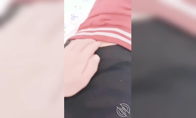 海角社區大神【獨愛我妹】（真能整為證真實把身份證都搬出來了）趁妹妹寫作業偷偷的從後面壓在她身上，插了進去