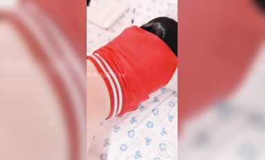 海角社區大神【獨愛我妹】（真能整為證真實把身份證都搬出來了）趁妹妹寫作業偷偷的從後面壓在她身上，插了進去