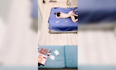 健身美臀小騷貨【拿鐵蜜桃】男技師上門按摩服務！精油推背一頓操，不盡興搞完道具自慰，跪在椅子上後入震穴