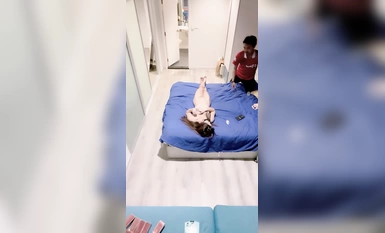 健身美臀小騷貨【拿鐵蜜桃】男技師上門按摩服務！精油推背一頓操，不盡興搞完道具自慰，跪在椅子上後入震穴