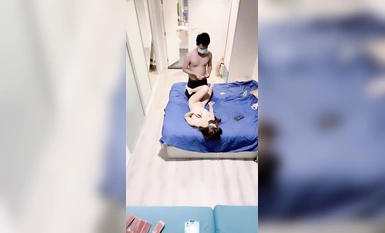 健身美臀小騷貨【拿鐵蜜桃】男技師上門按摩服務！精油推背一頓操，不盡興搞完道具自慰，跪在椅子上後入震穴