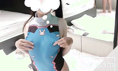 twitter肉肉的雙馬尾乖萌妹coser福利姬「Lepaudam」被富豪包養 浴室性愛粉逼被各種體位插入干到高潮爽到腿綳直