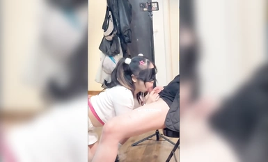 雙馬尾蘿莉「迷人玩具」【DominateMQ】被主人調教得很乖 跪舔主人肉棒口交飲尿 一點都不抗拒