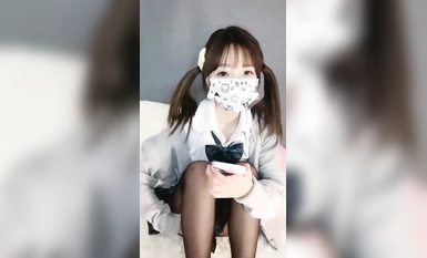 19歲校園女神【小迷糊喲】白虎穴一線天饅頭逼真極品 超清純學妹，百分百愛的感覺，讓你心動了嗎？ (4)