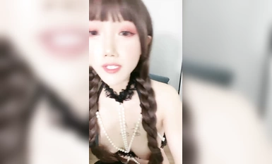 淫盪騷母狗美女【小鹿丟了】絲襪塞逼扣穴！M腿掰穴揉搓，表情淫騷翻白眼，特寫視角掰穴，吐出舌頭極度淫騷